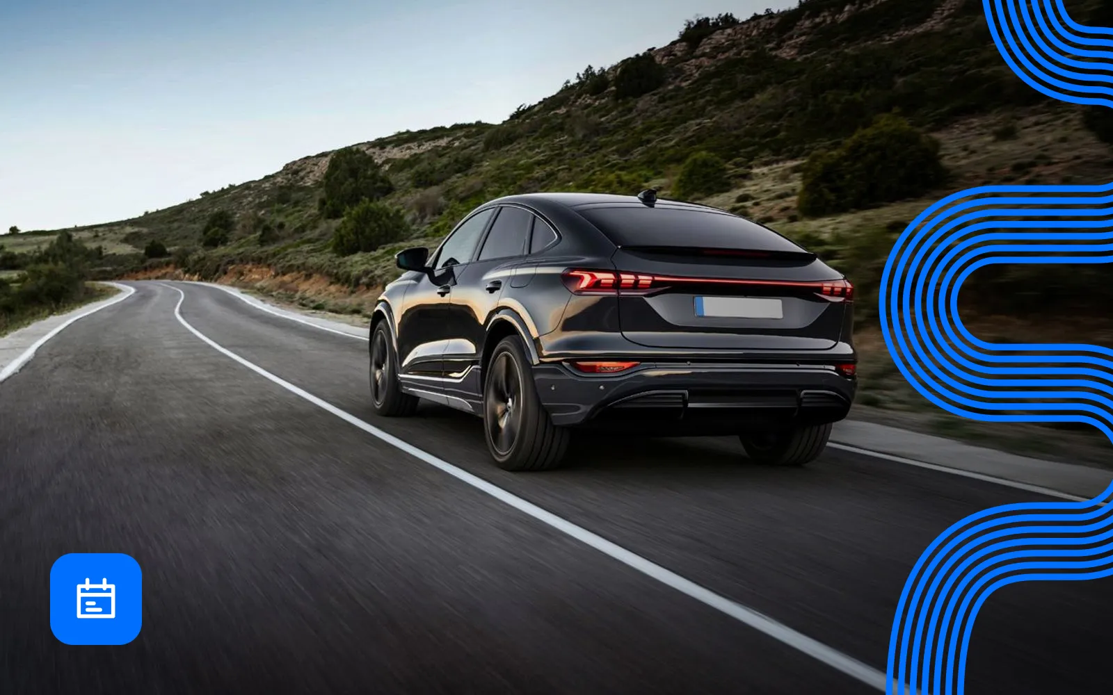 SUV închis la culoare pe un drum de munte, cu patternul street wave albastru WLC