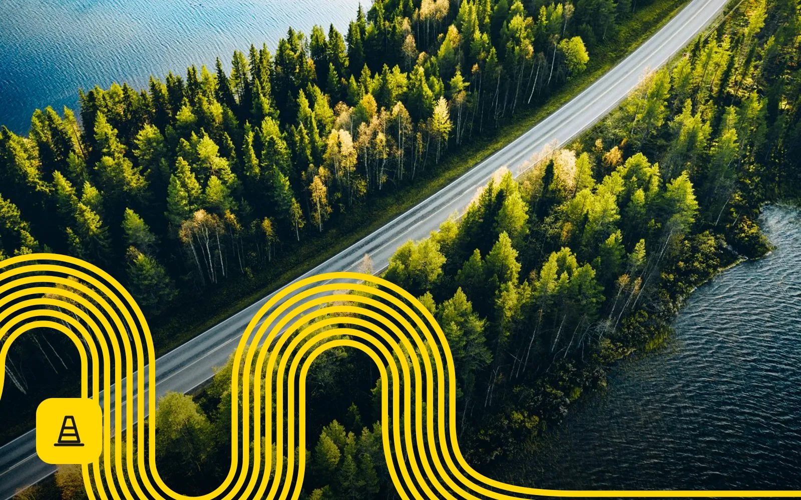 Drum printre păduri și lacuri, fotografiat din dronă, cu patternul street wave galben WLC