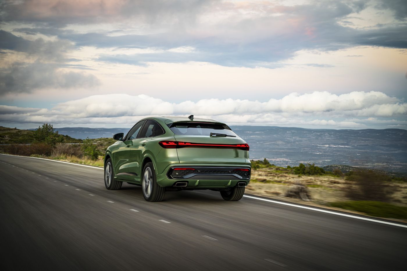 SUV verde pe un drum de coastă