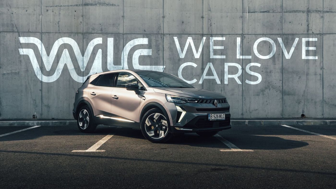 Renault Symbioz din flota WLC, în fața peretelui WE LOVE CARS