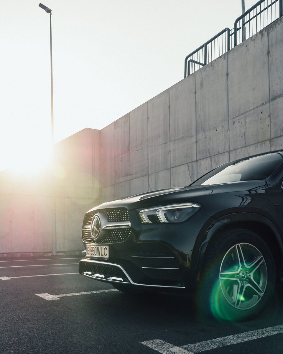 SUV Mercedes negru, în contralumină