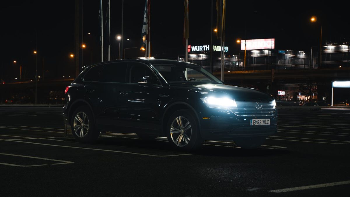 SUV cu farurile aprinse, noaptea