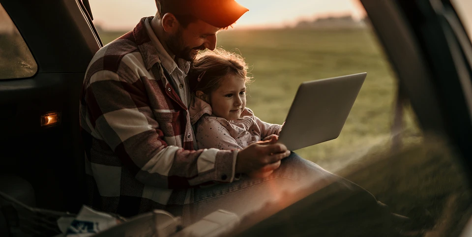 Antreprenor care lucrează la laptop dintr-o mașină